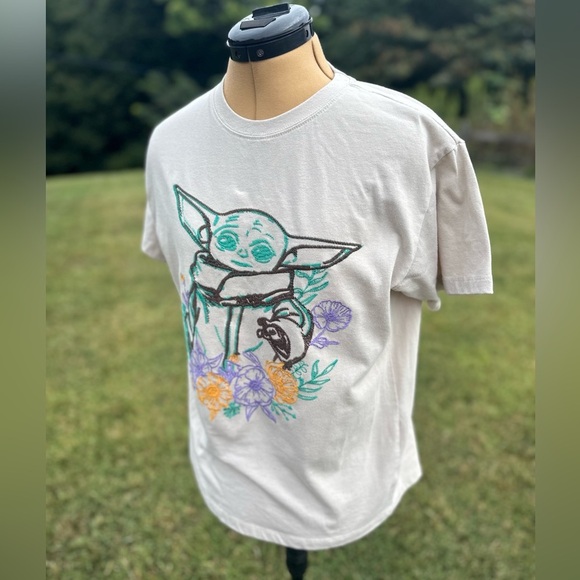 Star Wars Baby Yoda embroidered T-shirt. Size medium. May the force be with you - Picture 2 of 6